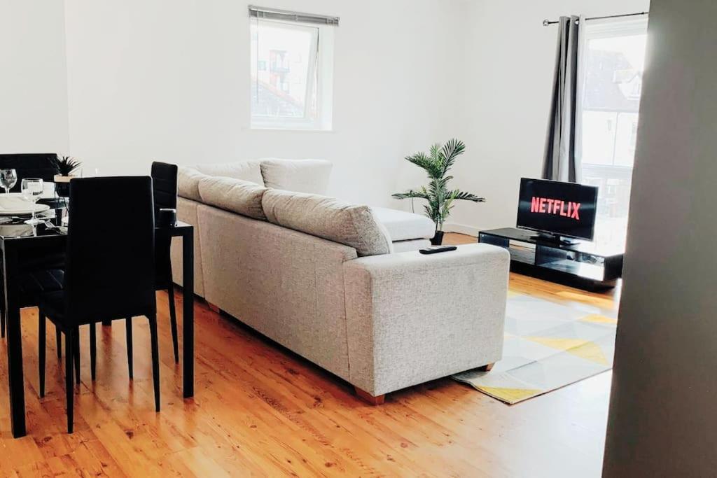 2 Bed Apartment With Free Parking Chelmsford Kültér fotó